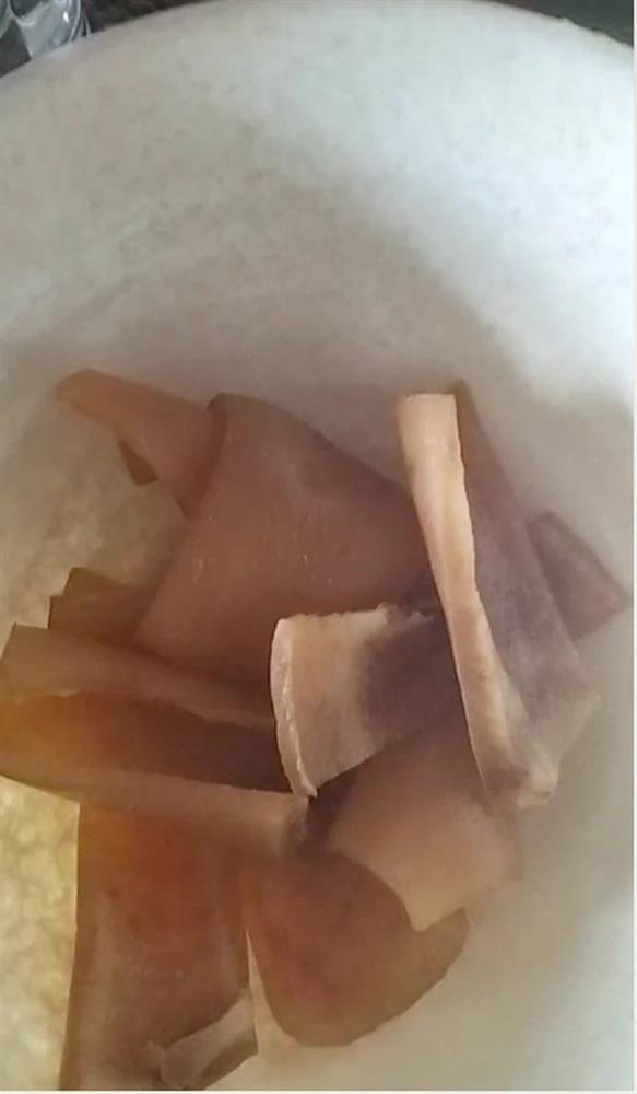 Đăng clip bóc phốt da heo làm từ cao su, cô gái bị chỉ trích vì lý do này-4