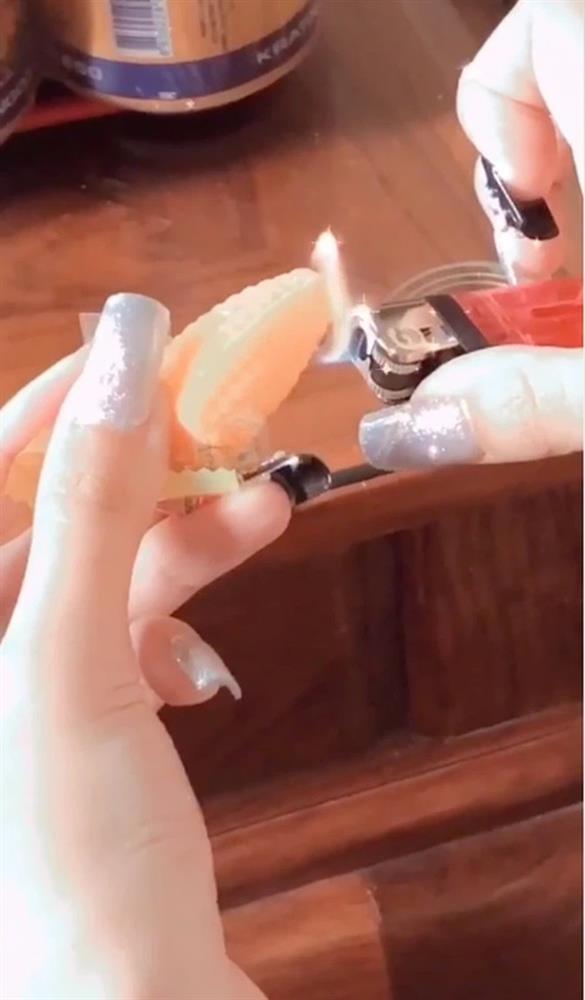 Đăng clip bóc phốt da heo làm từ cao su, cô gái bị chỉ trích vì lý do này-6