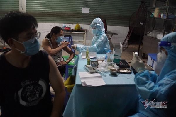 TP.HCM tổ chức tiêm vắc xin Covid-19 lúc nửa đêm-8