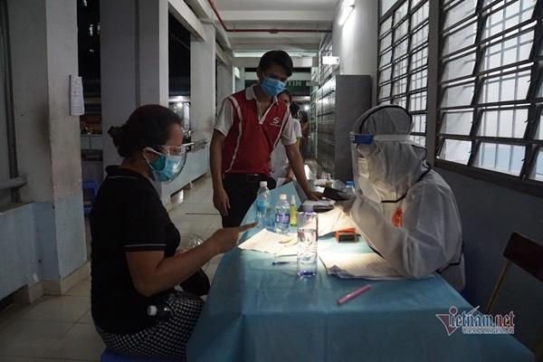 TP.HCM tổ chức tiêm vắc xin Covid-19 lúc nửa đêm-10