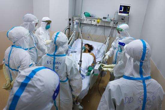 Vụ 'bác sĩ rút máy thở của mẹ nhường sản phụ' có 5 điểm bất thường