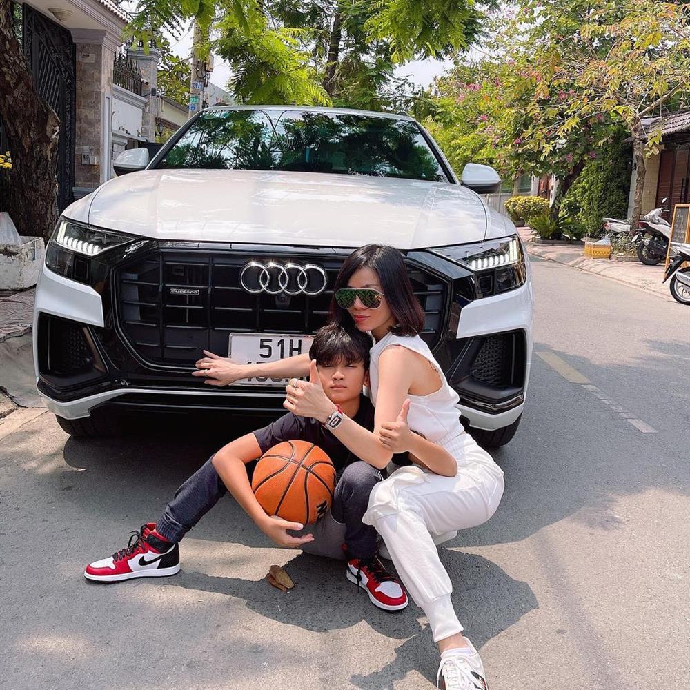 Lệ Quyên chỉnh trang từng li từng tí cho con trai trên thảm đỏ-2