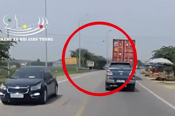 Clip: Khoảnh khắc xe tải đấu đầu container, 2 vợ chồng tử vong