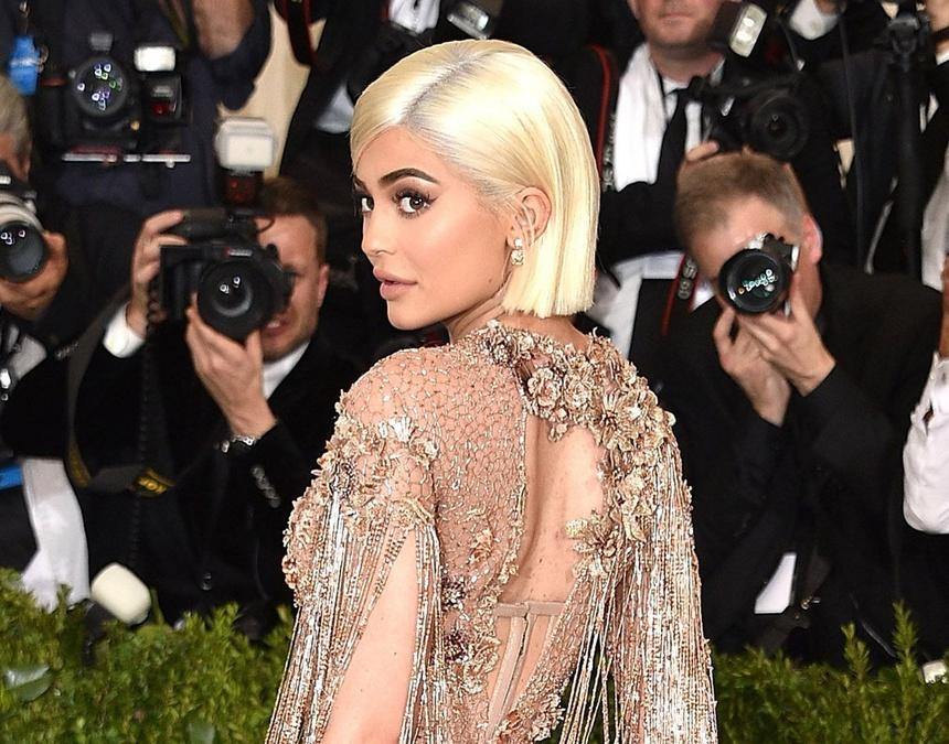 Tại sao phụ nữ thường bị nổi mụn kín lưng?-1