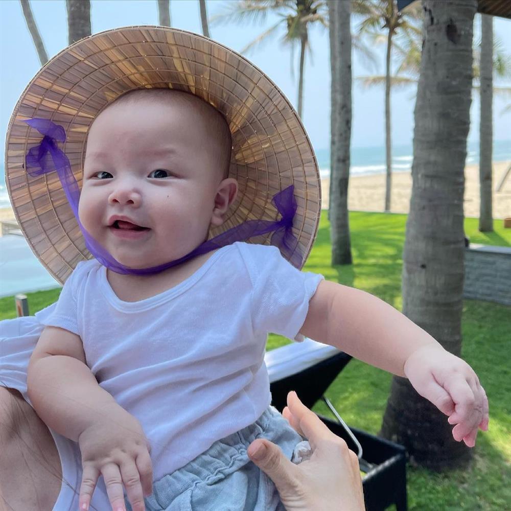 Con trai Hồ Ngọc Hà cười siêu dễ thương, khóc càng cưng xỉu