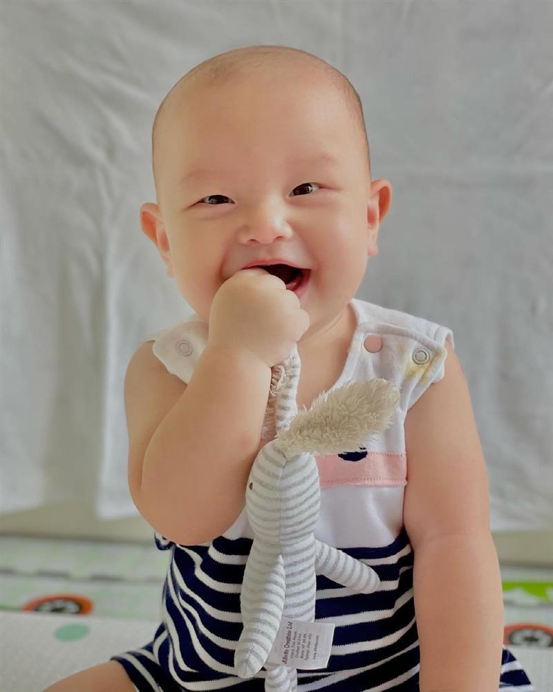 Con trai Hồ Ngọc Hà cười siêu dễ thương, khóc càng cưng xỉu