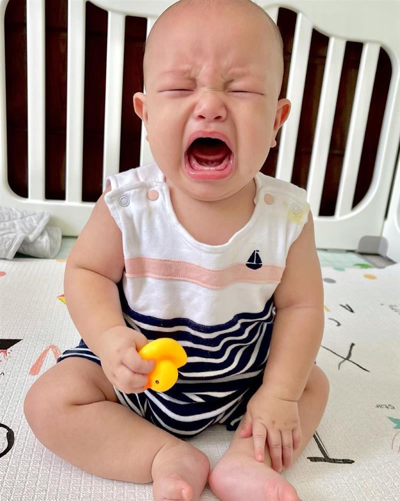 Con trai Hồ Ngọc Hà cười siêu dễ thương, khóc càng cưng xỉu