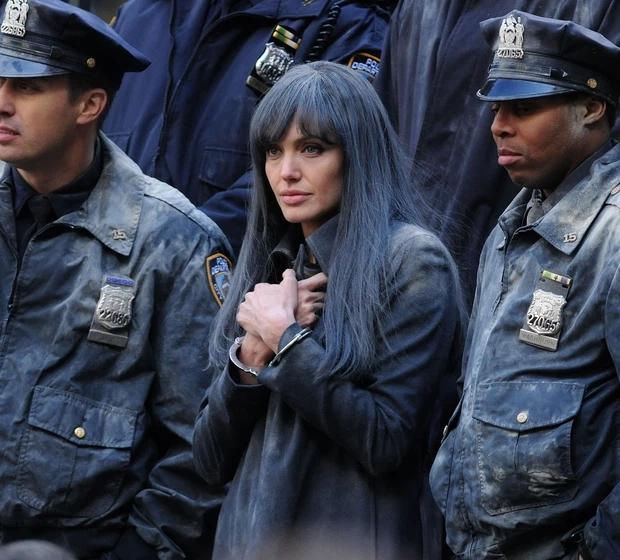 Angelina Jolie bị cảnh sát ới, ngẩn ngơ gương mặt đẹp lấp ló trong xe-7