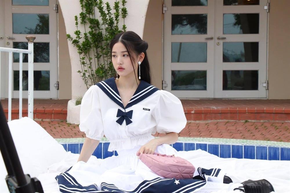 Jennie BLACKPINK kém sắc khi diện áo thủy thủ đụng độ sao Hoa ngữ-4