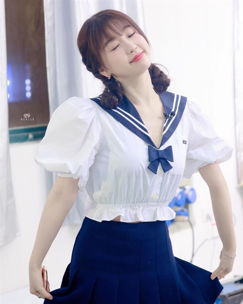 Jennie BLACKPINK kém sắc khi diện áo thủy thủ đụng độ sao Hoa ngữ-6