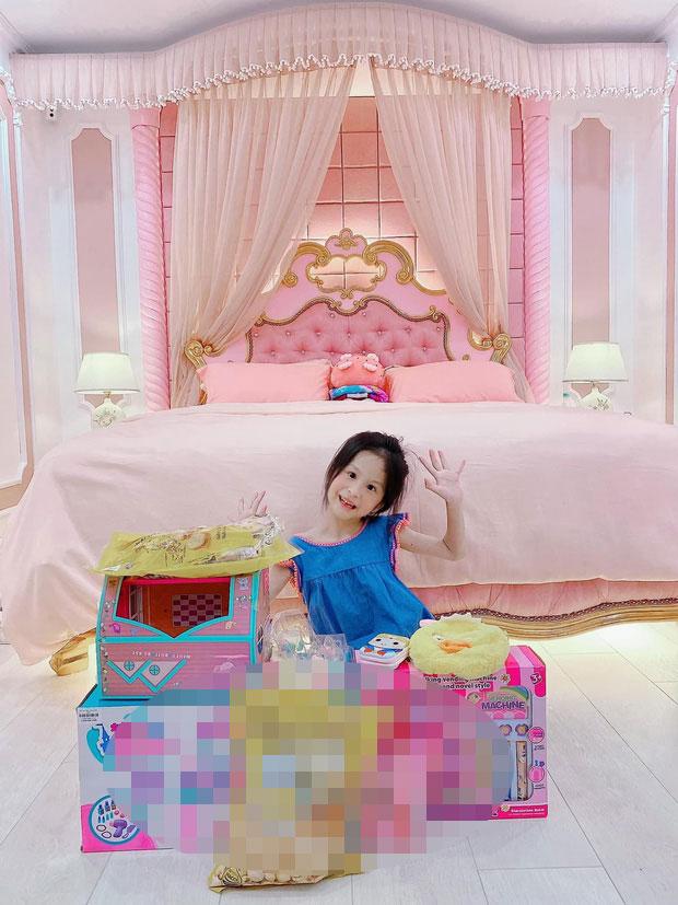 Vóc dáng cao vượt trội, sống chuẩn rich kid con gái cả Đoàn Di Băng-10