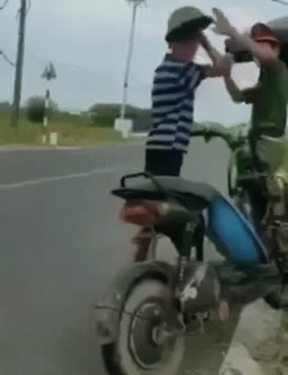 Cụ ông U90 cầm mũ cối đánh công an chốt kiểm dịch: Tao sợ mày à?-1