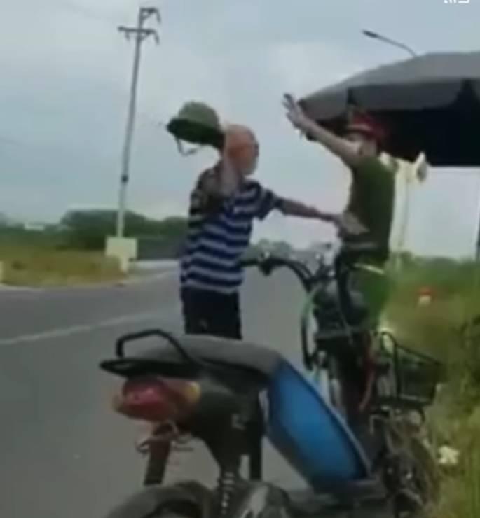 Cụ ông U90 cầm mũ cối đánh công an chốt kiểm dịch: Tao sợ mày à?-3
