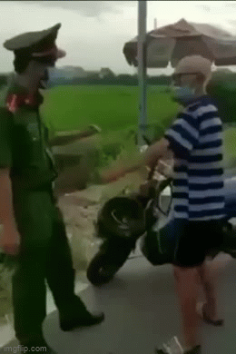 Cụ ông U90 cầm mũ cối đánh công an chốt kiểm dịch: Tao sợ mày à?-6