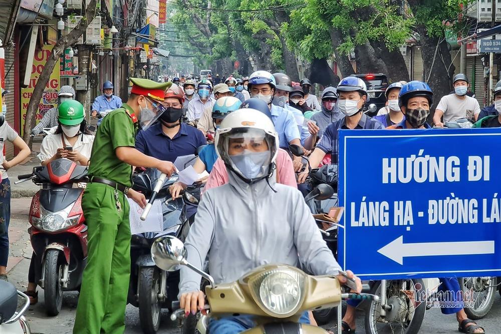 NÓNG: Hà Nội bỏ quy định giấy đi đường kèm lịch trực, lịch làm việc-2