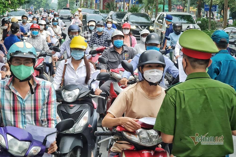 Ngày đầu Hà Nội siết lý do ra đường, ùn xe cục bộ đầu giờ sáng-5