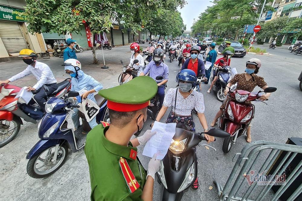 Ngày đầu Hà Nội siết lý do ra đường, ùn xe cục bộ đầu giờ sáng-6