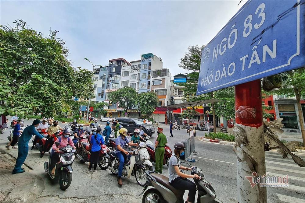 Ngày đầu Hà Nội siết lý do ra đường, ùn xe cục bộ đầu giờ sáng-7