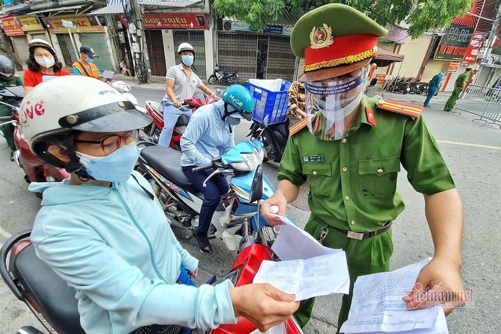 Ngày đầu Hà Nội siết lý do ra đường, ùn xe cục bộ đầu giờ sáng-8