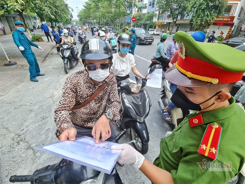 Ngày đầu Hà Nội siết lý do ra đường, ùn xe cục bộ đầu giờ sáng-9