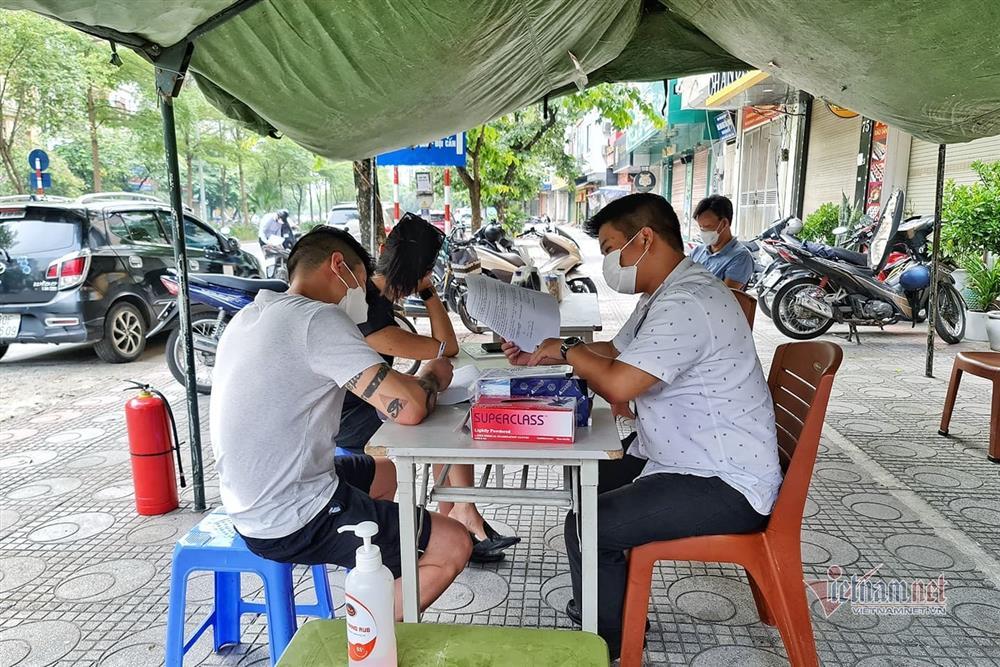 Ngày đầu Hà Nội siết lý do ra đường, ùn xe cục bộ đầu giờ sáng-10