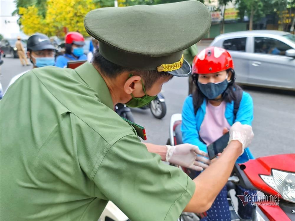 Ngày đầu Hà Nội siết lý do ra đường, ùn xe cục bộ đầu giờ sáng-12