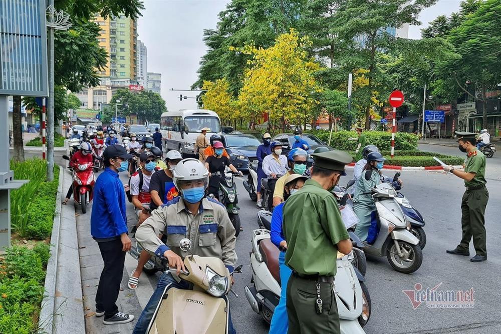 Ngày đầu Hà Nội siết lý do ra đường, ùn xe cục bộ đầu giờ sáng-13