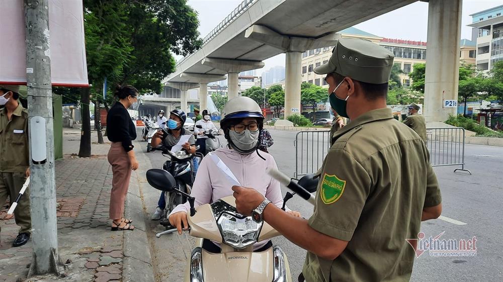 Ngày đầu Hà Nội siết lý do ra đường, ùn xe cục bộ đầu giờ sáng-15