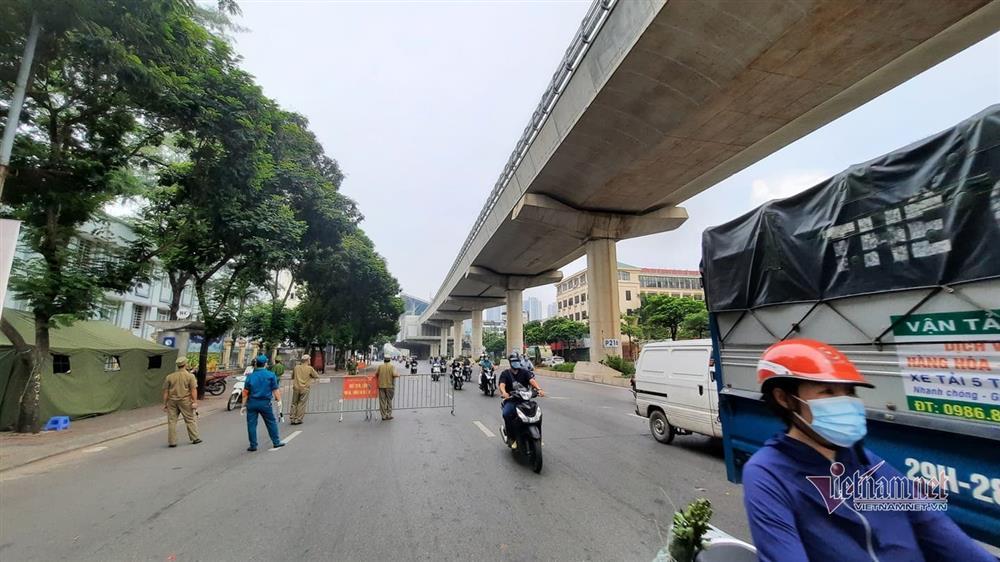 Ngày đầu Hà Nội siết lý do ra đường, ùn xe cục bộ đầu giờ sáng-19