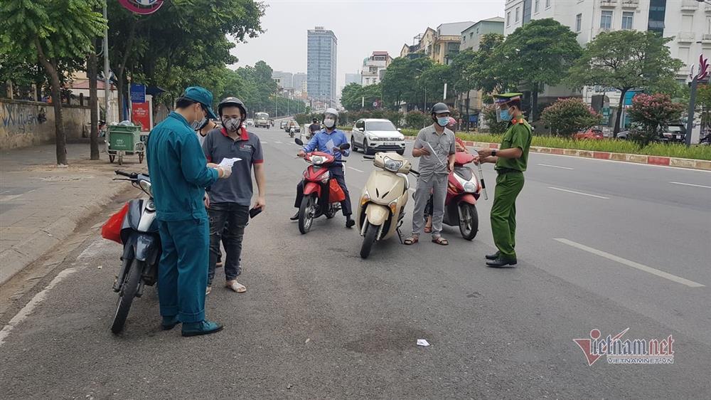 Ngày đầu Hà Nội siết lý do ra đường, ùn xe cục bộ đầu giờ sáng-23