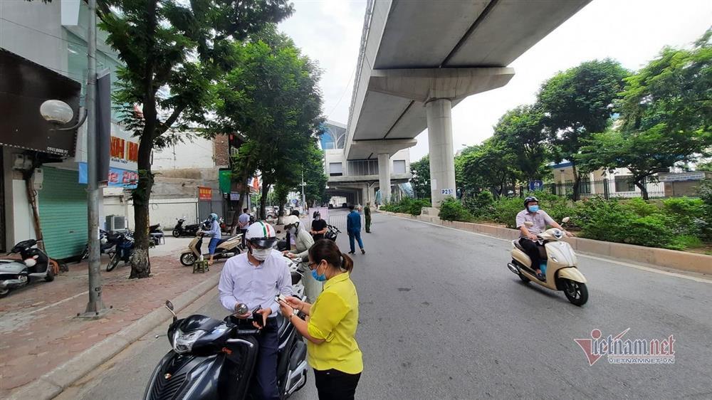 Ngày đầu Hà Nội siết lý do ra đường, ùn xe cục bộ đầu giờ sáng-24