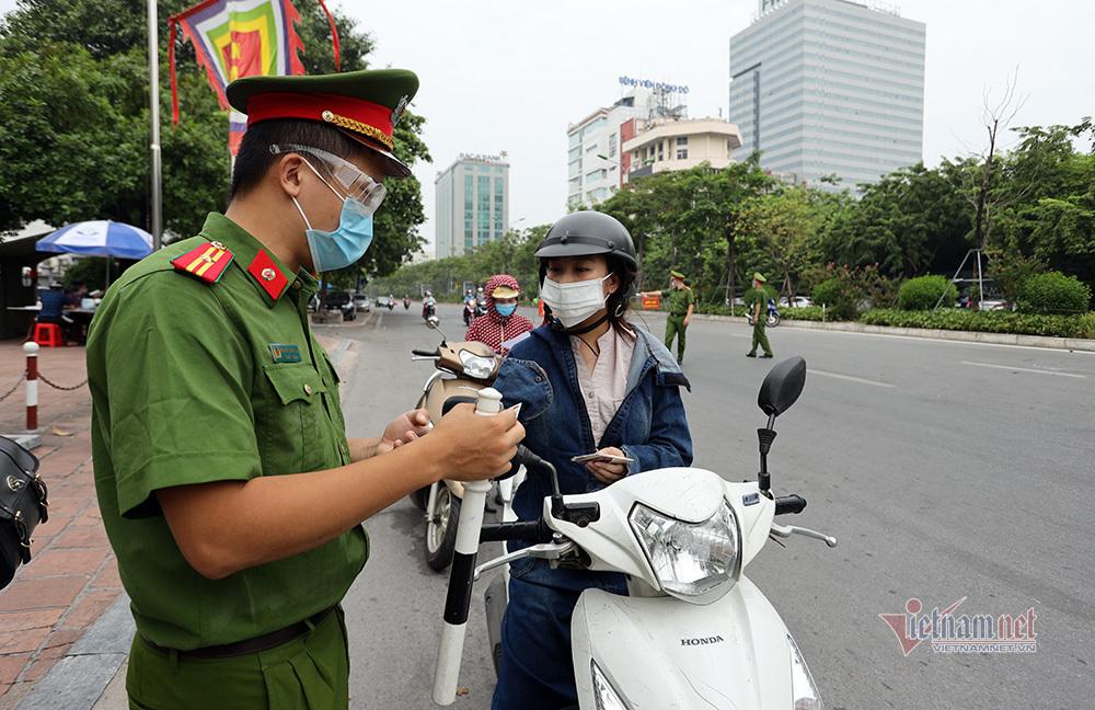 Ngày đầu Hà Nội siết lý do ra đường, ùn xe cục bộ đầu giờ sáng-28