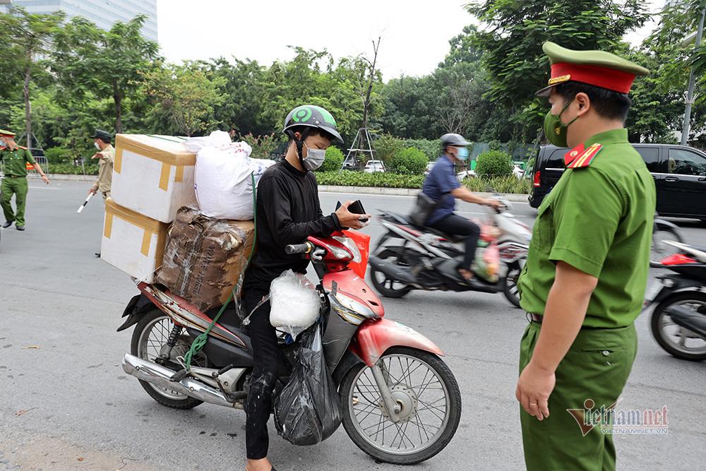 Ngày đầu Hà Nội siết lý do ra đường, ùn xe cục bộ đầu giờ sáng-29