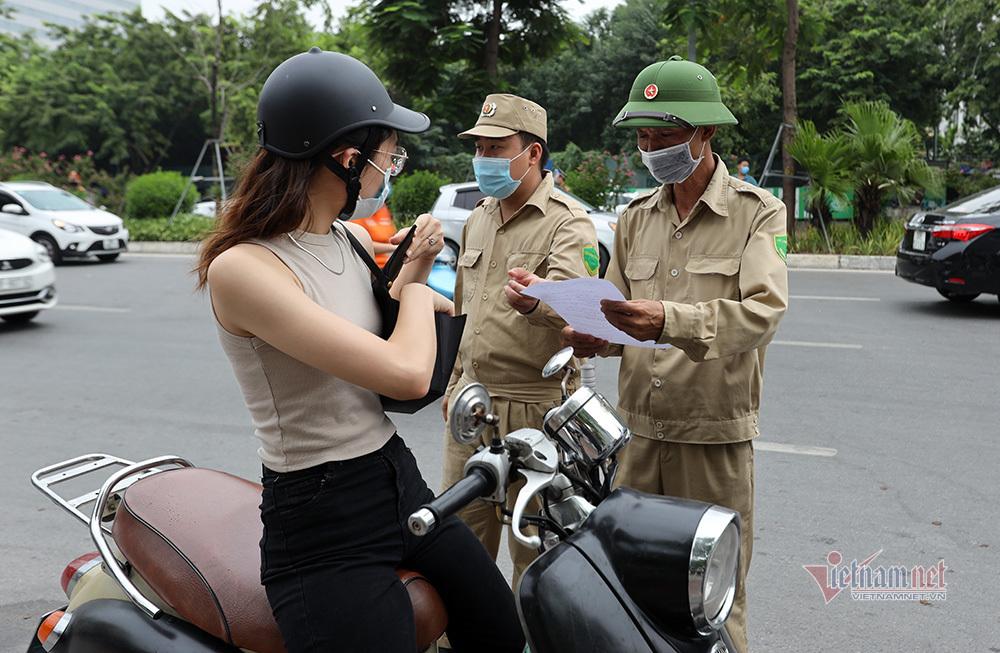 Ngày đầu Hà Nội siết lý do ra đường, ùn xe cục bộ đầu giờ sáng-30