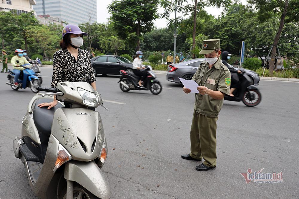 Ngày đầu Hà Nội siết lý do ra đường, ùn xe cục bộ đầu giờ sáng-32