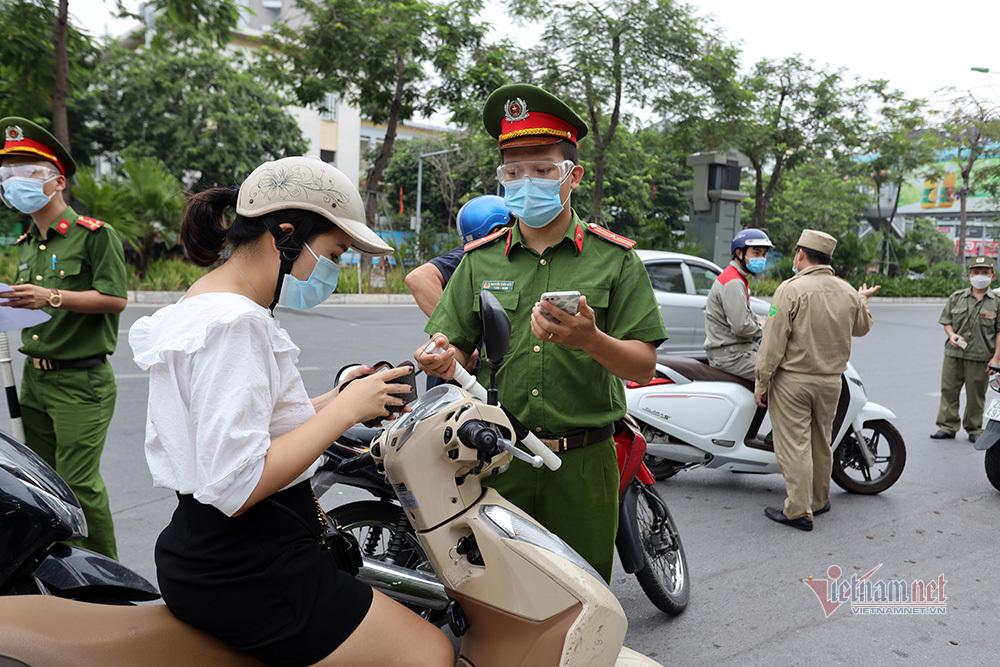 Ngày đầu Hà Nội siết lý do ra đường, ùn xe cục bộ đầu giờ sáng-33