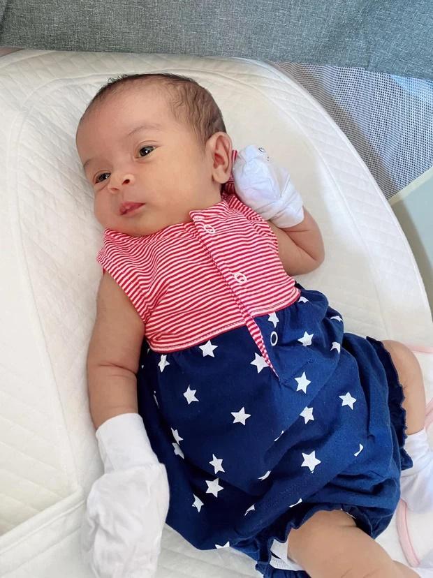 Không còn quấn khăn tã, con gái Võ Hạ Trâm lên đồ cực yêu!-1