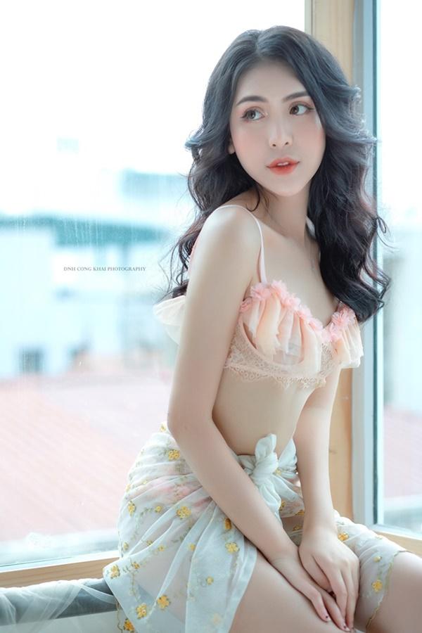 Sau vai phụ chớp nhoáng, Khánh My được nhiều người biết tới hơn. Ngoài đời, cô có phong cách ăn mặc gợi cảm, trẻ trung.