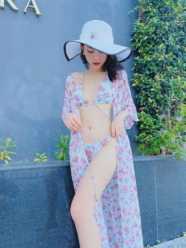 Hot girl 10X là một người mẫu ảnh tự do. Thỉnh thoảng, cô tham gia diễn xuất nếu có vai diễn phù hợp.