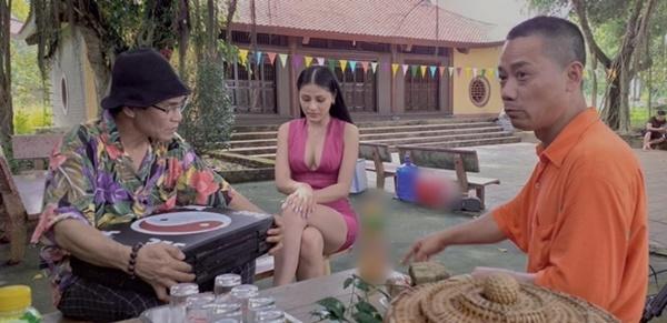 Thanh Vân trong một cảnh quay phim hài của đạo diễn Bình Trọng. Bình Trọng là đạo diễn nổi tiếng của làng phim hài miền Bắc với nhiều tác phẩm như Đại Gia Chân Đất, Làng Ế Vợ,...