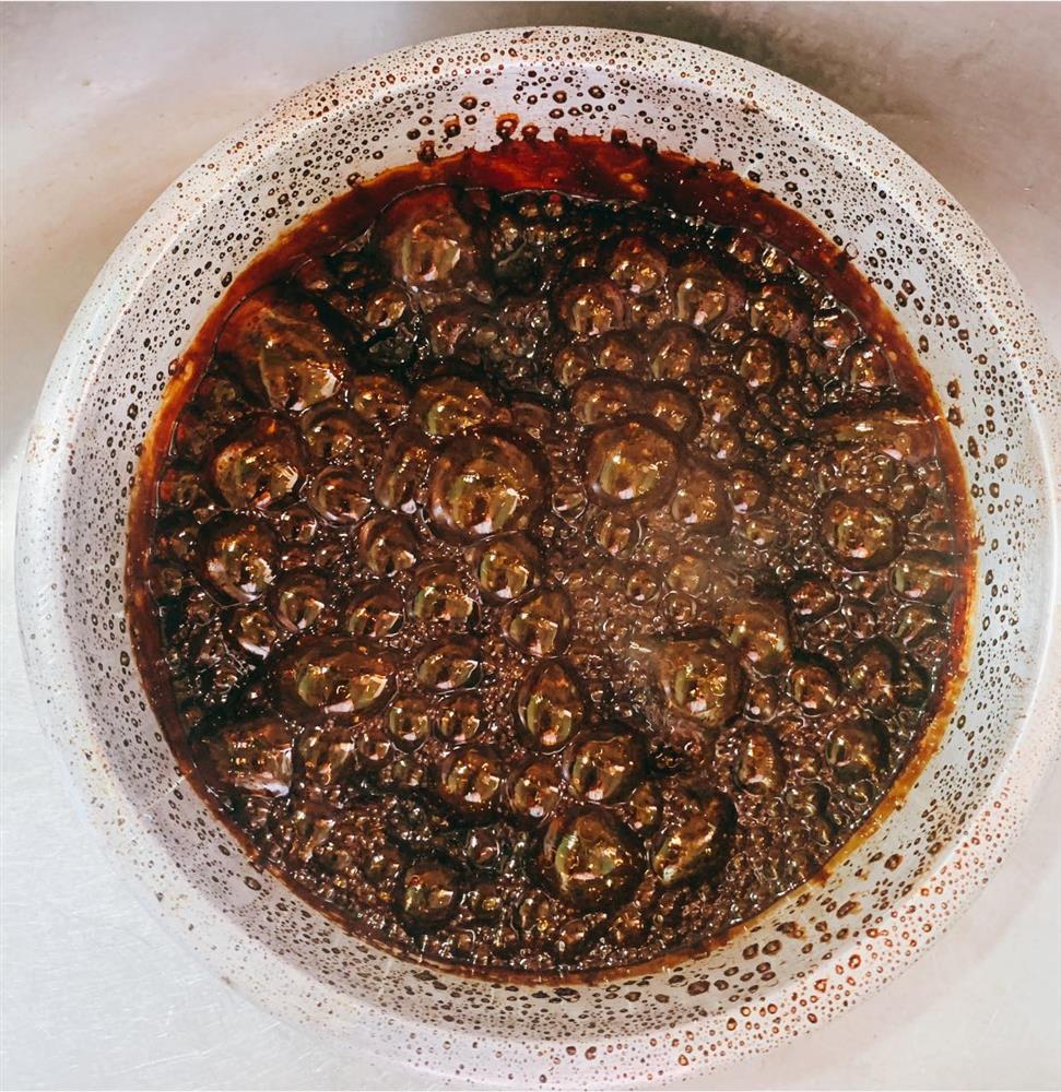 Thắng đường làm caramen, cô gái tá hỏa vì rỗ như tổ ong bầu-1