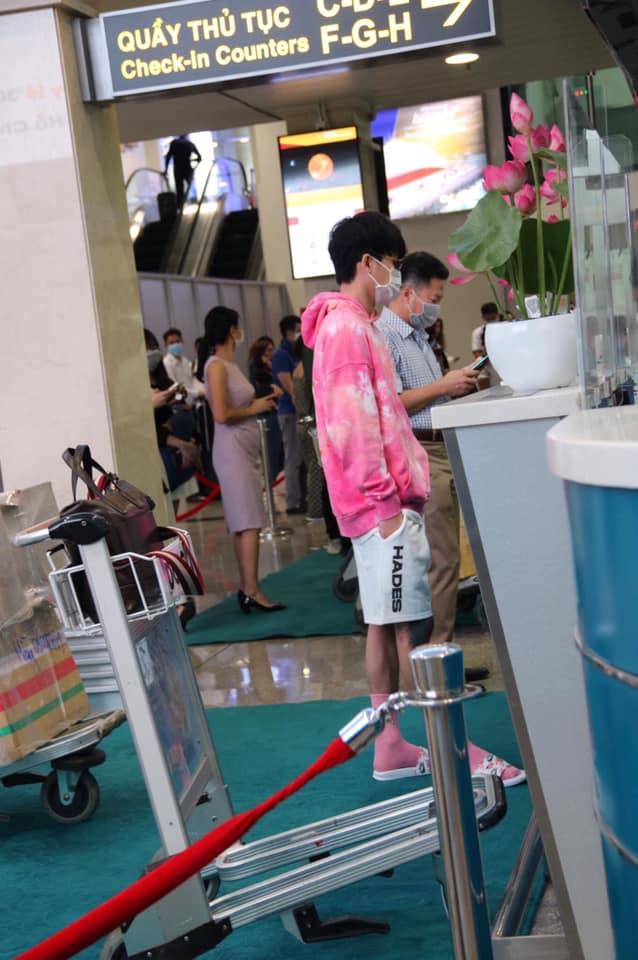 Check-in ảnh gửi gái, Jack bị chê style phèn xách dép Khá Bảnh-13