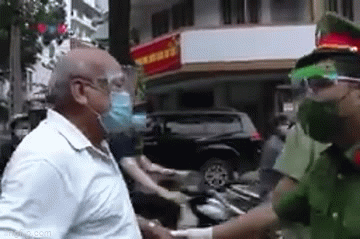 Bị giữ lại khi ra ngoài, cụ ông chặn xe công an, lăn ra đường ăn vạ-1