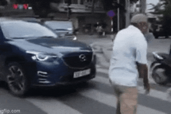 Bị giữ lại khi ra ngoài, cụ ông chặn xe công an, lăn ra đường ăn vạ