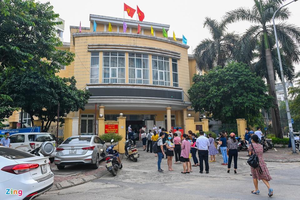 Chiều 9/8, rất đông người đến trụ sở phường Dịch Vọng Hậu (quận Cầu Giấy, Hà Nội) để xin xác nhận các giấy tờ theo quy định mới, để đủ điều kiện ra đường trong thời gian giãn cách xã hội.