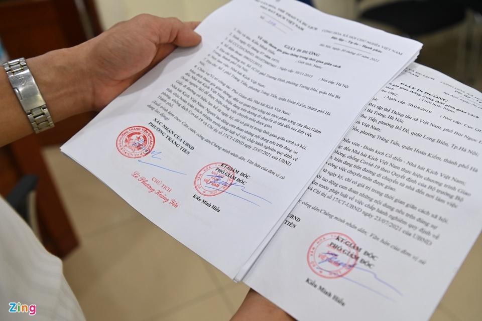 Theo quy định mới của UBND TP Hà Nội, từ ngày 9/8, ngoài giấy đi đường, người lao động trên địa bàn Hà Nội ra khỏi nhà phải xuất trình kèm theo căn cước công dân/chứng minh thư nhân dân, văn bản phân công nhiệm vụ của cơ quan, đơn vị ghi rõ lịch trực, lịch làm việc. UBND xã, phường, thị trấn có trách nhiệm kiểm tra, xác nhận giấy đi đường trên nguyên tắc chính quyền cơ sở giám sát chặt chẽ nơi đến trên địa bàn.