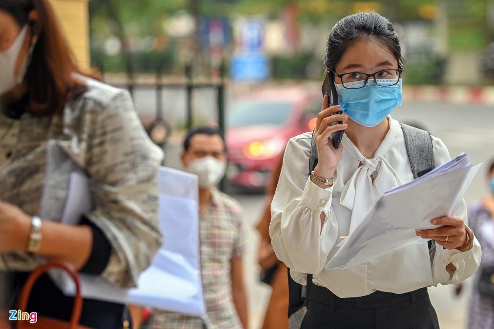 Chị Trương Oanh (nhân viên một công ty có trụ sở tại phường Dịch Vọng Hậu) cho biết khi nhận được thông tin Hà Nội siết chặt việc cấp và sử dụng giấy đi đường mới, chị được công ty giao trách nhiệm lên phường để hoàn tất giấy tờ cần thiết cho các nhân viên đồng nghiệp. Tuy nhiên, thủ tục còn nhiều bất cập khiến chị Oanh phải chờ đợi từ sáng đến chiều vẫn chưa làm xong.