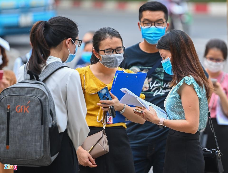 Chờ đợi 2 tiếng đồng hồ để xin xác nhận, chị Minh Thủy (nhân viên một công ty có trụ sở tại phường Dịch Vọng Hậu) vẫn phải ra về tay không bởi hồ sơ không đủ theo quy định: "Tối hôm qua, tôi mới biết thông tin phải bổ sung thêm giấy xác nhận đi đường theo mẫu mới. Tuy nhiên, qua tìm kiếm trên mạng, tôi không thấy có mẫu nào cụ thể cho người dân, doanh nghiệp tham khảo. Đến hôm nay khi ra phường mới biết mình còn thiếu bản cam kết tuân thủ quy định phòng, chống dịch. Tôi rất lo lắng vì không có giấy tờ theo quy định, sáng mai đi làm sẽ bị cơ quan chức năng xử phạt".