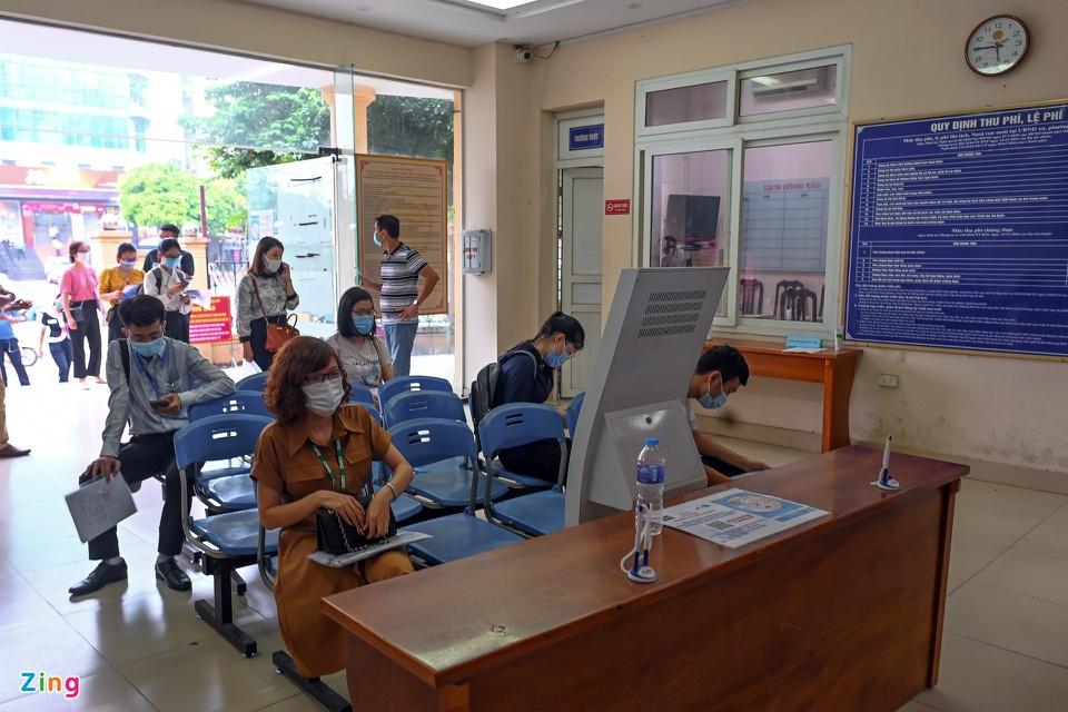 Đến gần 18h ngày 9/8, vẫn còn nhiều người dân tập trung tại UBND phường Dịch Vọng Hậu xin xác nhận giấy đi đường mới theo quy định. Theo ông Tống Xuân Duy (Chủ tịch UBND phường Dịch Vọng Hậu), người đến xin xác nhận chủ yếu là chủ doanh nghiệp hoặc đại diện cho cơ quan, đơn vị được phép hoạt động trong giãn cách xã hội. Tuy nhiên, họ đều không đủ giấy tờ, hồ sơ cần thiết để được cấp giấy xác nhận.