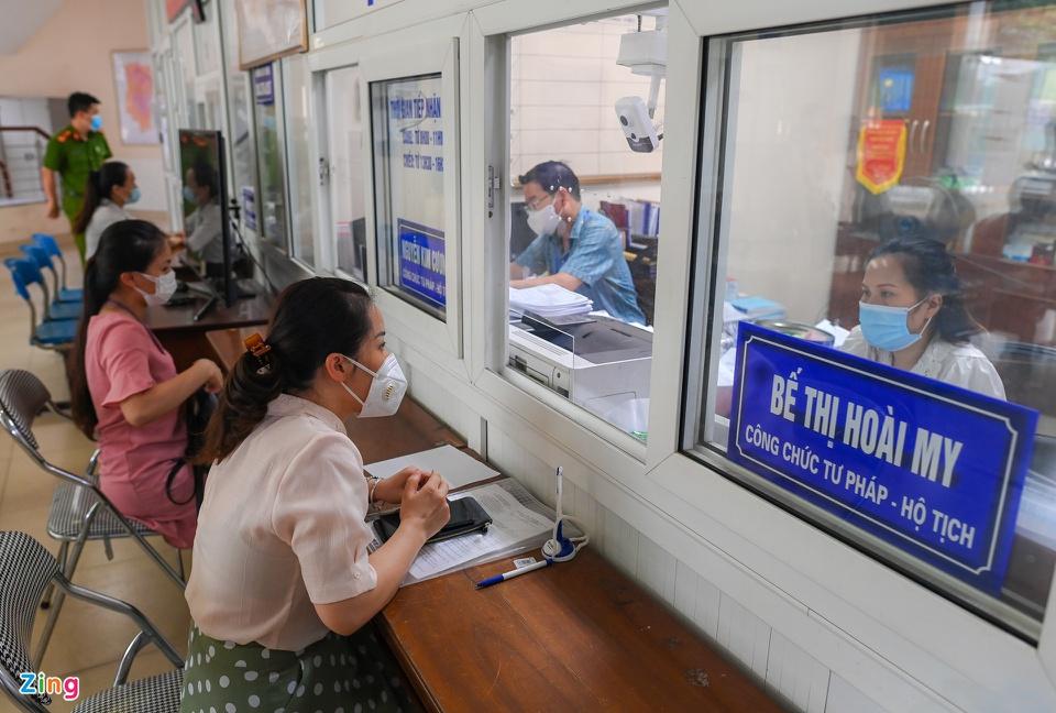 Chủ tịch phường Dịch Vọng Hậu cho biết nếu cơ quan, đơn vị của người đến xin xác nhận được hoạt động thì cơ quan đó phải có giấy tờ chứng minh. Sau đó, đơn vị phải đăng ký với chính quyền địa phương về số người lao động, thời gian làm việc và các biện pháp phòng chống dịch tại cơ sở… Đảm bảo đủ yếu tố, đơn vị mới được xác nhận giấy đi đường.